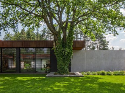 A Sophisticated House Made Of Corten, Wood and Concrete in Tuscany, Italy by Reform Architekt (10)