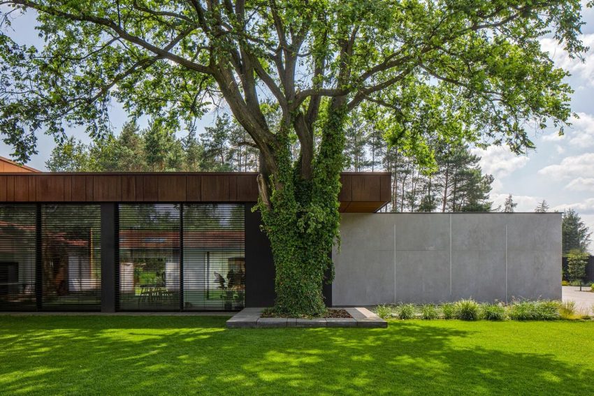 A Sophisticated House Made Of Corten, Wood and Concrete in Tuscany, Italy by Reform Architekt (10)