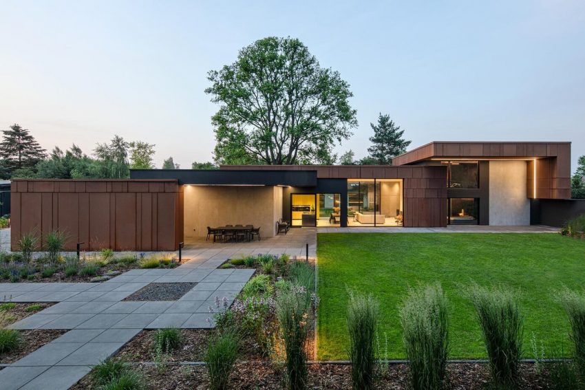 A Sophisticated House Made Of Corten, Wood and Concrete in Tuscany, Italy by Reform Architekt (12)