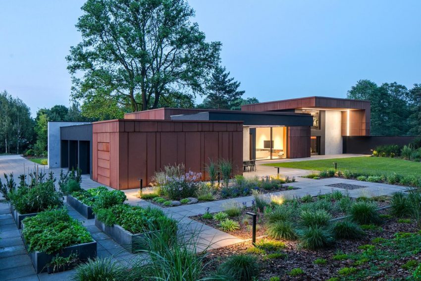 A Sophisticated House Made Of Corten, Wood and Concrete in Tuscany, Italy by Reform Architekt (13)