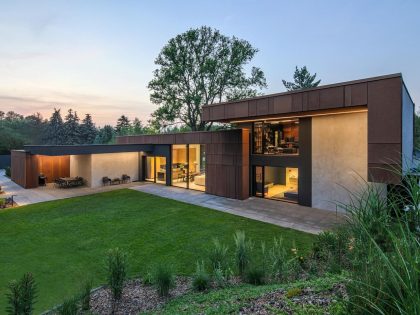 A Sophisticated House Made Of Corten, Wood and Concrete in Tuscany, Italy by Reform Architekt (15)