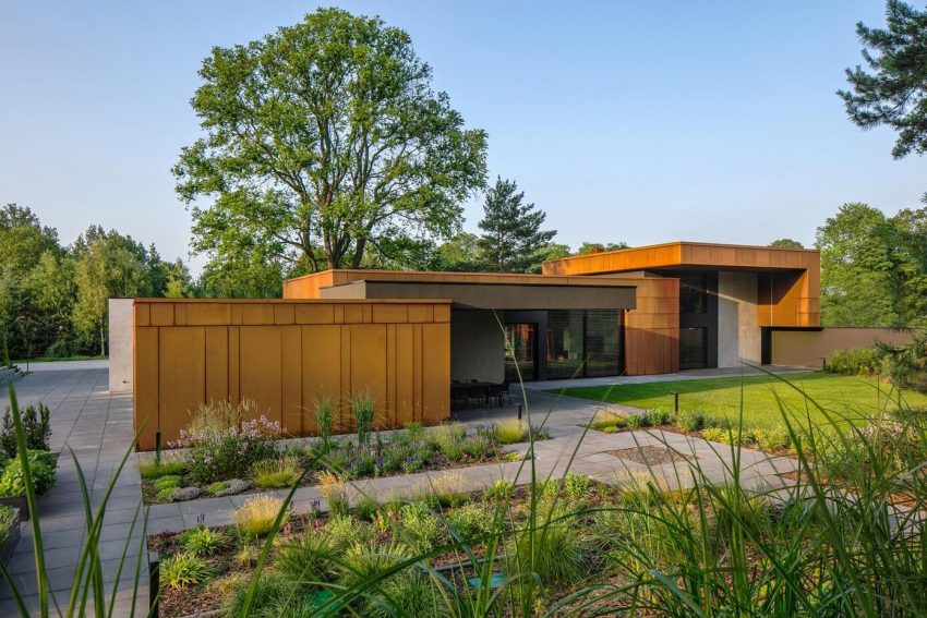 A Sophisticated House Made Of Corten, Wood and Concrete in Tuscany, Italy by Reform Architekt (2)