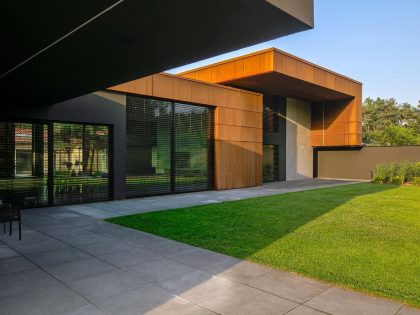 A Sophisticated House Made Of Corten, Wood and Concrete in Tuscany, Italy by Reform Architekt (3)