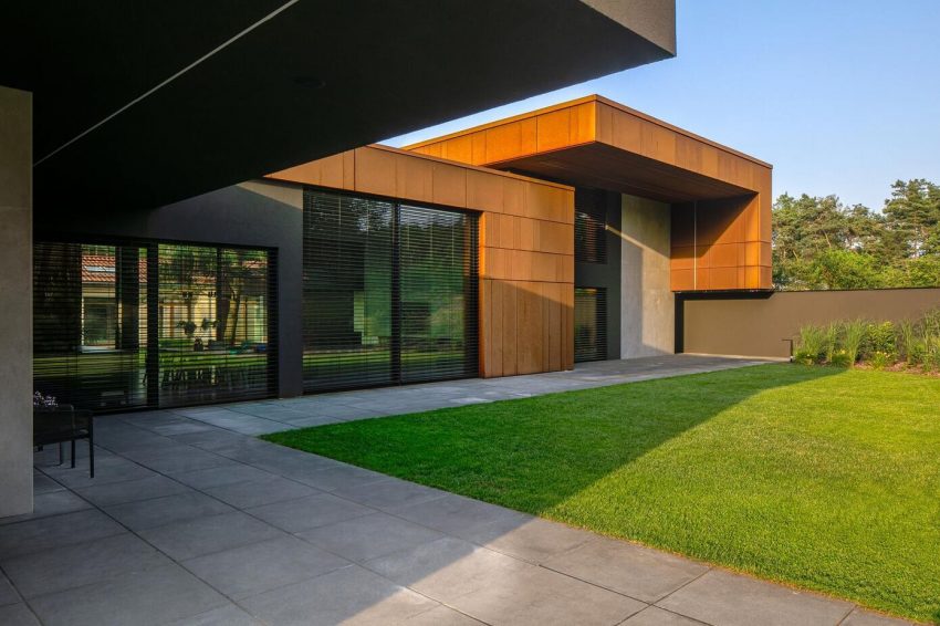 A Sophisticated House Made Of Corten, Wood and Concrete in Tuscany, Italy by Reform Architekt (3)