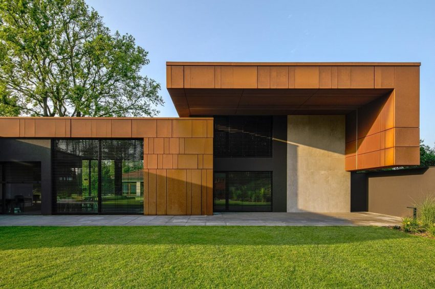 A Sophisticated House Made Of Corten, Wood and Concrete in Tuscany, Italy by Reform Architekt (4)