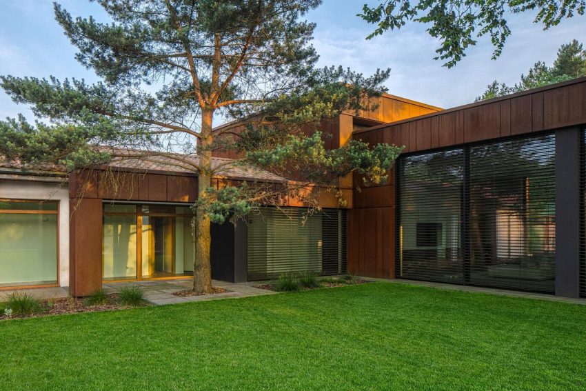 A Sophisticated House Made Of Corten, Wood and Concrete in Tuscany, Italy by Reform Architekt (5)