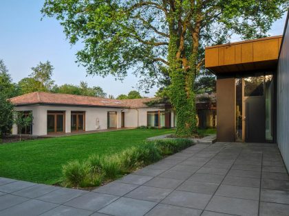 A Sophisticated House Made Of Corten, Wood and Concrete in Tuscany, Italy by Reform Architekt (6)