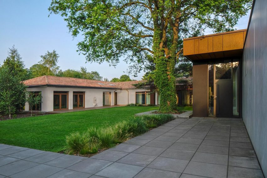 A Sophisticated House Made Of Corten, Wood and Concrete in Tuscany, Italy by Reform Architekt (6)