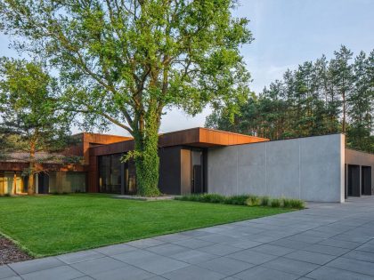 A Sophisticated House Made Of Corten, Wood and Concrete in Tuscany, Italy by Reform Architekt (9)