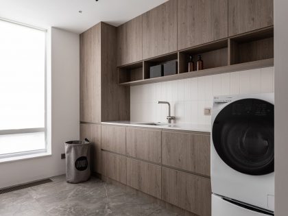 A Spacious Apartment with Natural Materials and Soft Accents in Warsaw, Poland by 33bY Architecture (42)