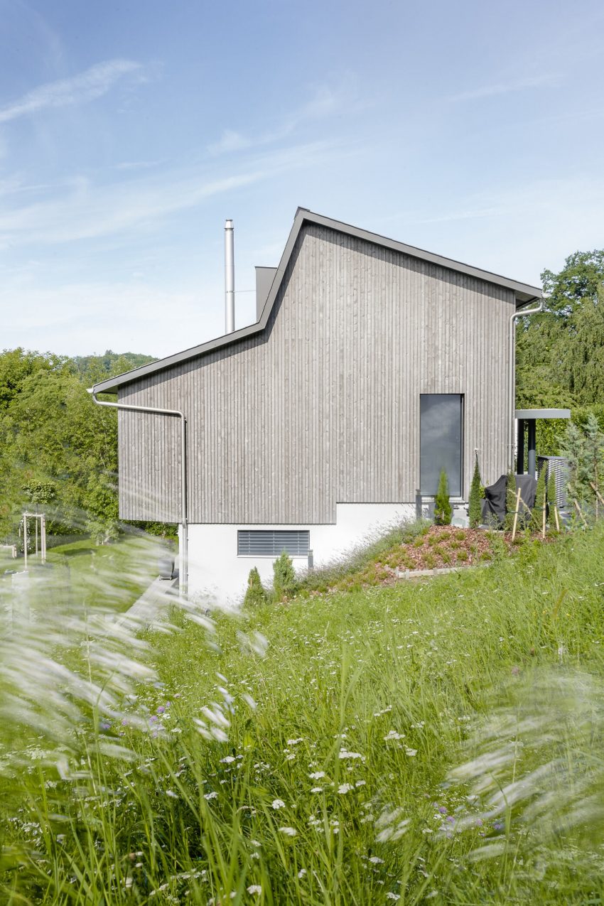 A Spacious Modern House with a Wooden Facade in Dättlikon, Switzerland by Skarka Studios (14)