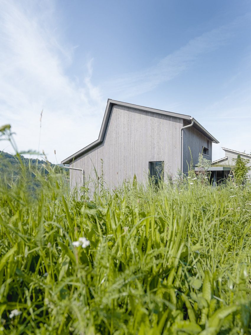 A Spacious Modern House with a Wooden Facade in Dättlikon, Switzerland by Skarka Studios (16)