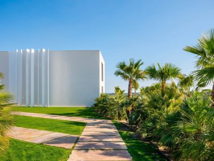 A Striking Contemporary Home with a Fish Tank Swimming Pool in Alicante, Spain by Monica Armani (10)