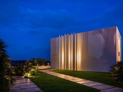 A Striking Contemporary Home with a Fish Tank Swimming Pool in Alicante, Spain by Monica Armani (17)