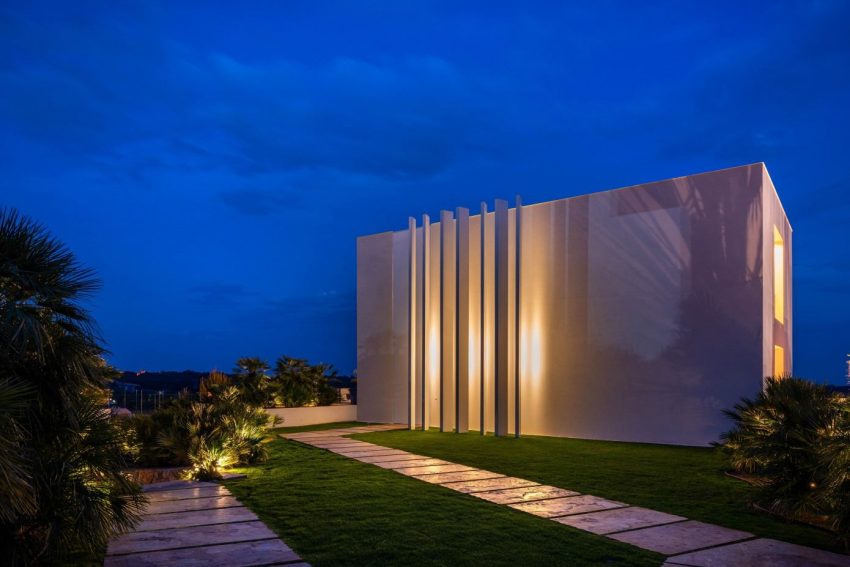 A Striking Contemporary Home with a Fish Tank Swimming Pool in Alicante, Spain by Monica Armani (17)