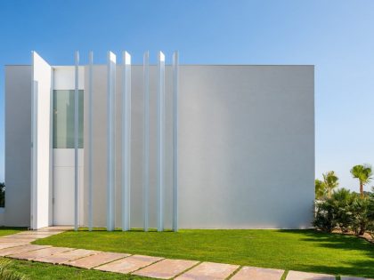 A Striking Contemporary Home with a Fish Tank Swimming Pool in Alicante, Spain by Monica Armani (8)