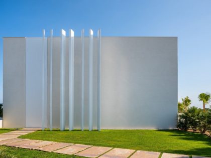 A Striking Contemporary Home with a Fish Tank Swimming Pool in Alicante, Spain by Monica Armani (9)