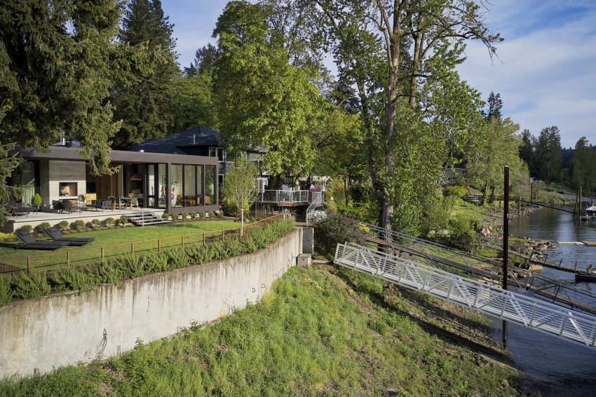 A Striking Modern Waterfront Home Clad in Glass and Wood in Portland by William / Kaven Architecture (14)