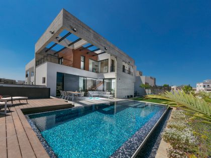 A Stunning House Made of Glass, Concrete and Timber in Hadera, Israel by Spiegel Architects (1)