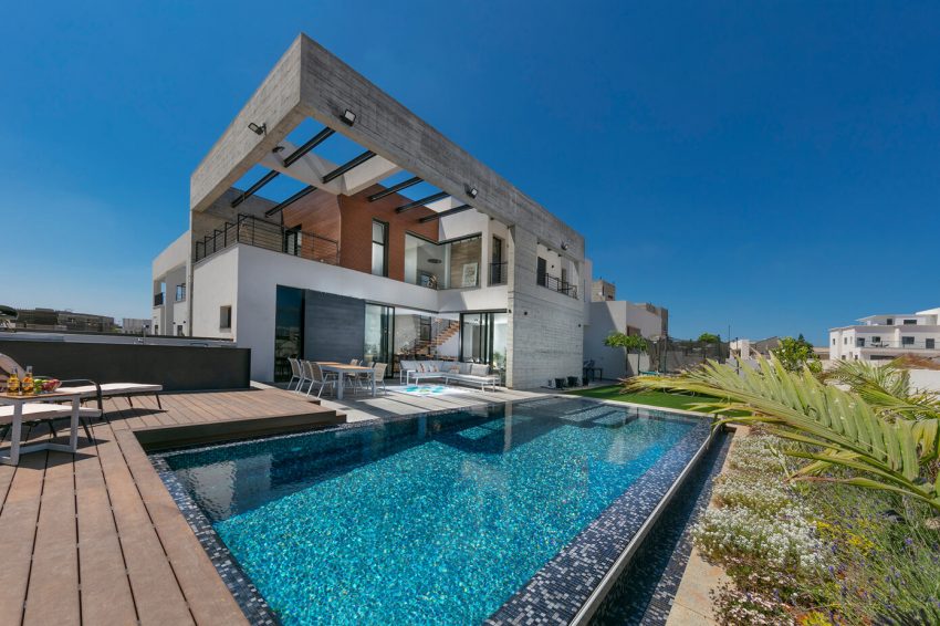 A Stunning House Made of Glass, Concrete and Timber in Hadera, Israel by Spiegel Architects (1)