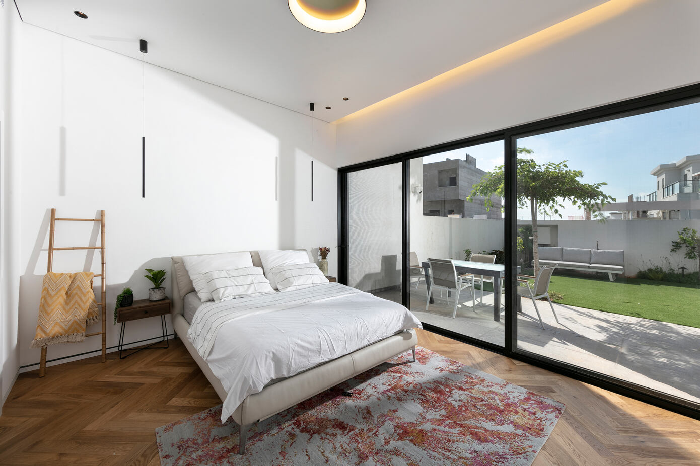 A Stunning House Made of Glass, Concrete and Timber in Hadera, Israel by Spiegel Architects (13)