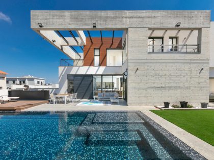 A Stunning House Made of Glass, Concrete and Timber in Hadera, Israel by Spiegel Architects (2)