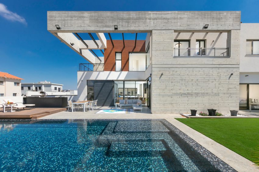 A Stunning House Made of Glass, Concrete and Timber in Hadera, Israel by Spiegel Architects (2)