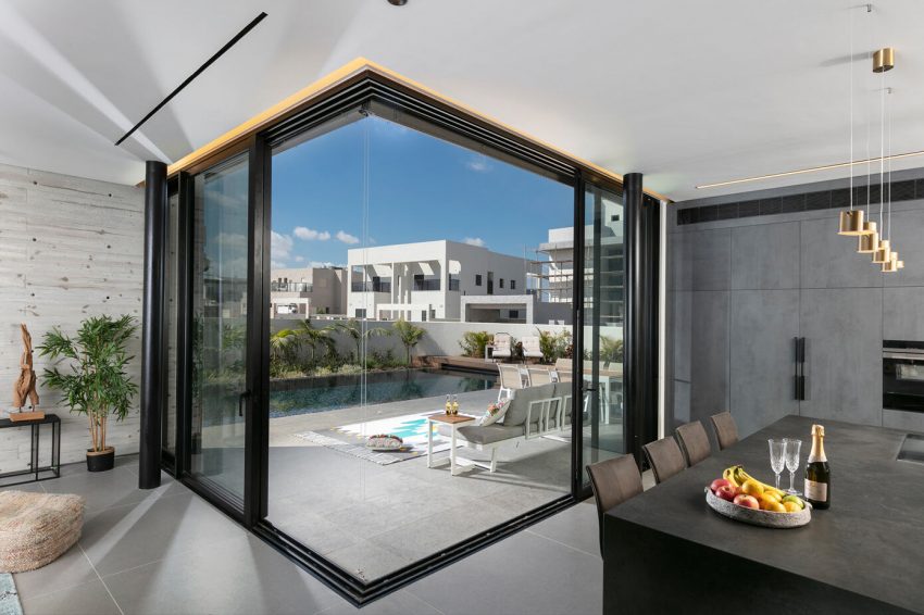 A Stunning House Made of Glass, Concrete and Timber in Hadera, Israel by Spiegel Architects (9)