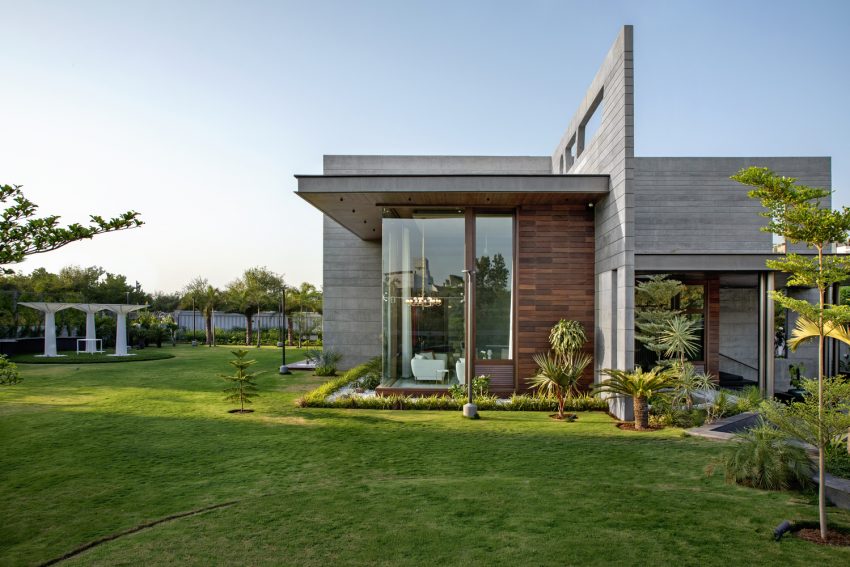 A Stunning House of Folded Concrete and Wooden Louvers in Vadodara, India by Dipen Gada and Associates (2)