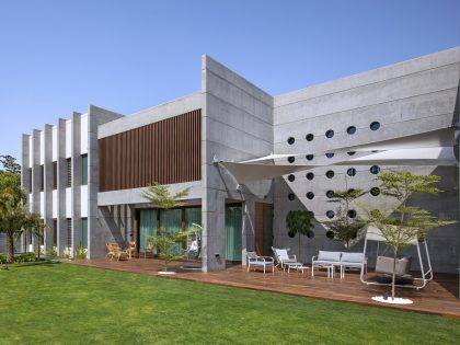 A Stunning House of Folded Concrete and Wooden Louvers in Vadodara, India by Dipen Gada and Associates (4)