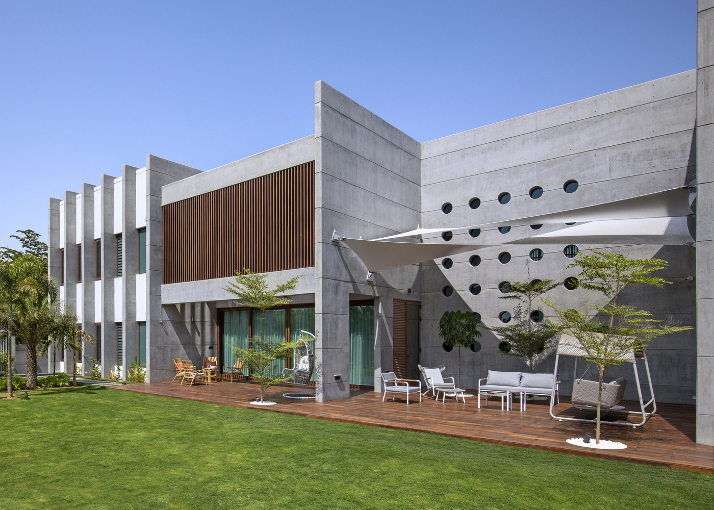 A Stunning House of Folded Concrete and Wooden Louvers in Vadodara, India by Dipen Gada and Associates (4)