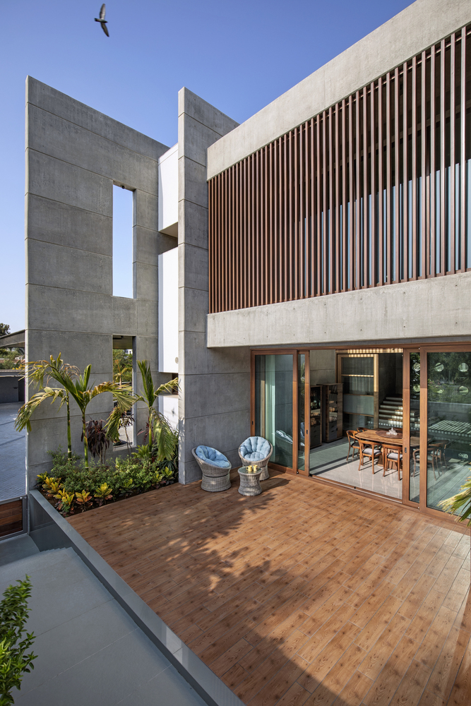 A Stunning House of Folded Concrete and Wooden Louvers in Vadodara, India by Dipen Gada and Associates (5)