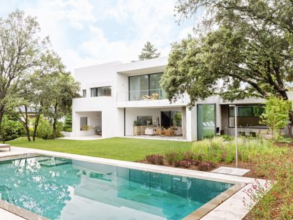 An Elegant Contemporary Home Flooded with Natural Light in Madrid, Spain by Ábaton Arquitectura (1)