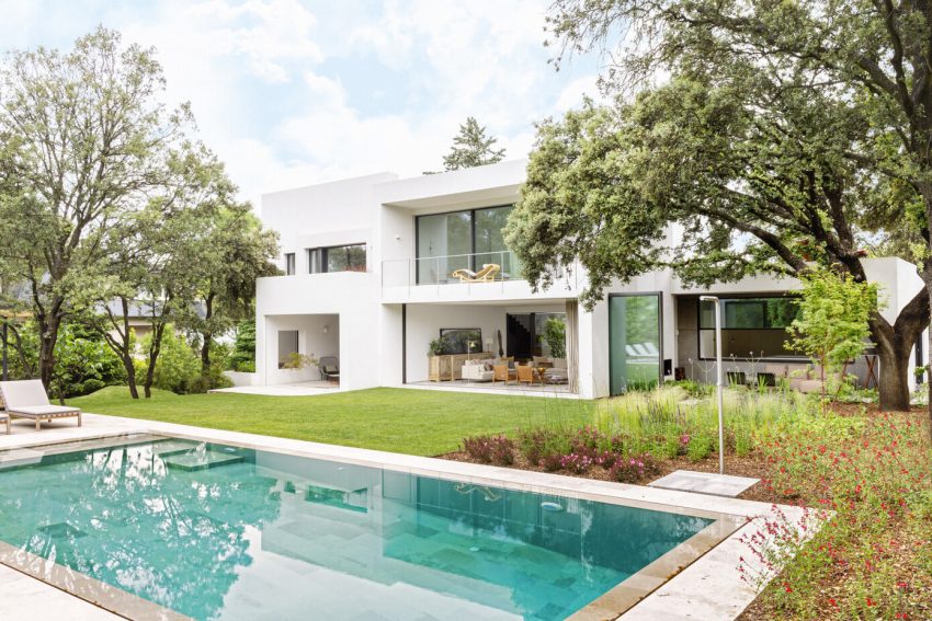 An Elegant Contemporary Home Flooded with Natural Light in Madrid, Spain by Ábaton Arquitectura (1)