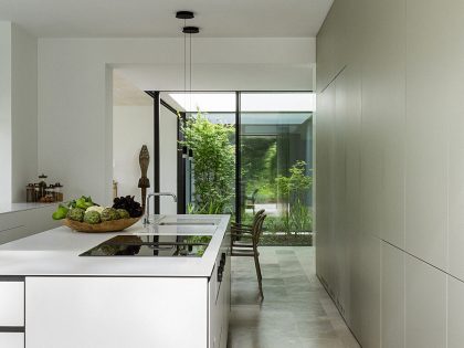 An Elegant Contemporary Home Flooded with Natural Light in Madrid, Spain by Ábaton Arquitectura (14)