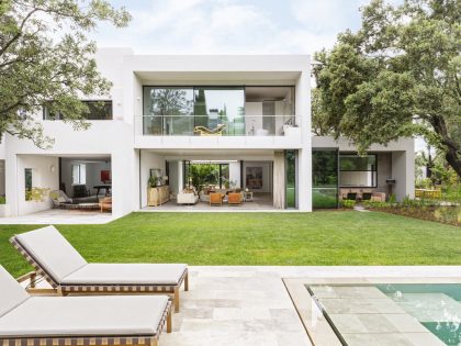 An Elegant Contemporary Home Flooded with Natural Light in Madrid, Spain by Ábaton Arquitectura (2)