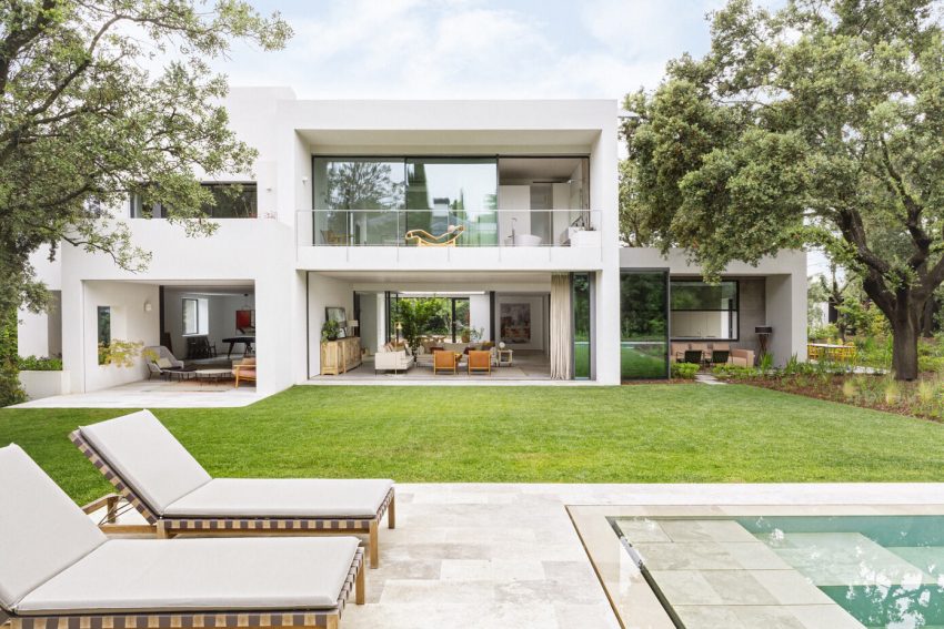 An Elegant Contemporary Home Flooded with Natural Light in Madrid, Spain by Ábaton Arquitectura (2)