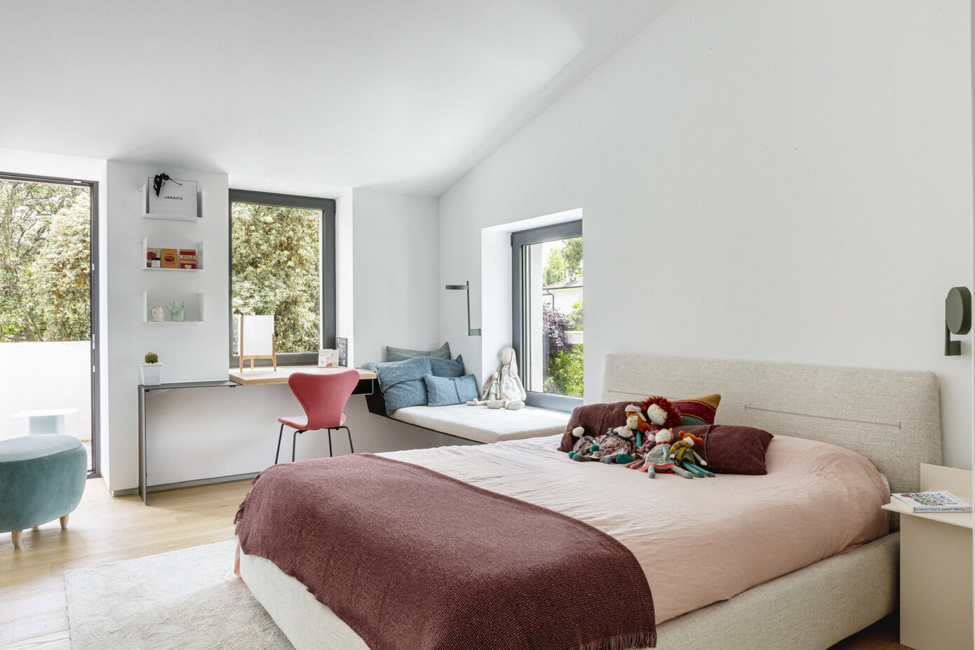 An Elegant Contemporary Home Flooded with Natural Light in Madrid, Spain by Ábaton Arquitectura (24)