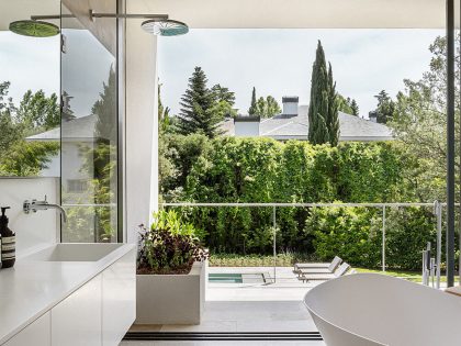 An Elegant Contemporary Home Flooded with Natural Light in Madrid, Spain by Ábaton Arquitectura (31)