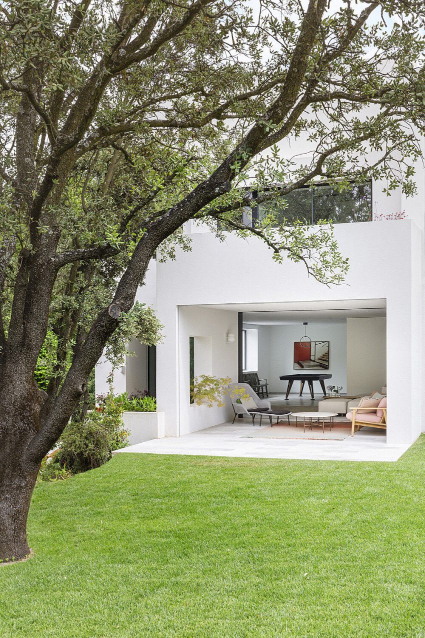 An Elegant Contemporary Home Flooded with Natural Light in Madrid, Spain by Ábaton Arquitectura (36)