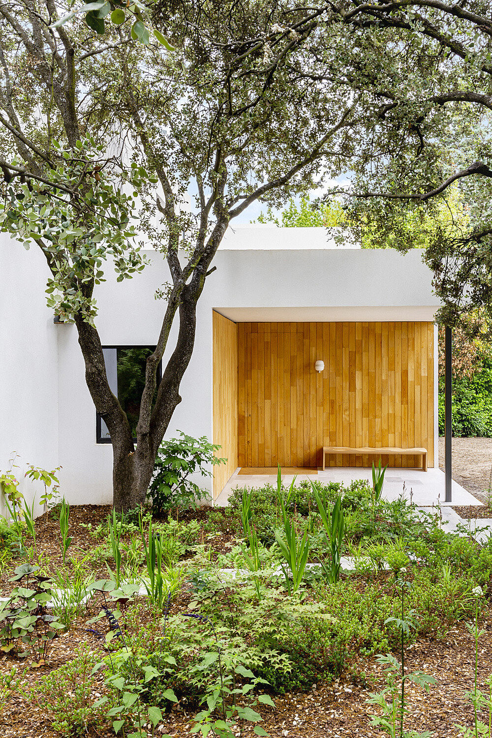 An Elegant Contemporary Home Flooded with Natural Light in Madrid, Spain by Ábaton Arquitectura (37)