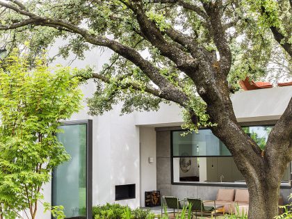 An Elegant Contemporary Home Flooded with Natural Light in Madrid, Spain by Ábaton Arquitectura (38)