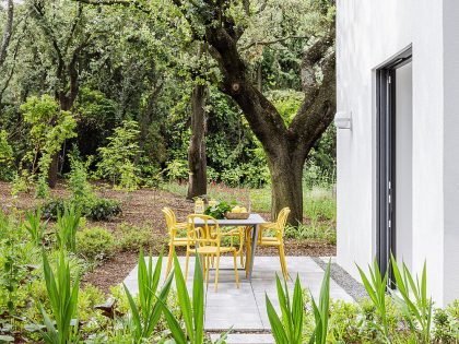 An Elegant Contemporary Home Flooded with Natural Light in Madrid, Spain by Ábaton Arquitectura (39)