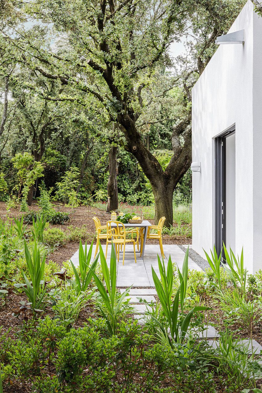 An Elegant Contemporary Home Flooded with Natural Light in Madrid, Spain by Ábaton Arquitectura (39)