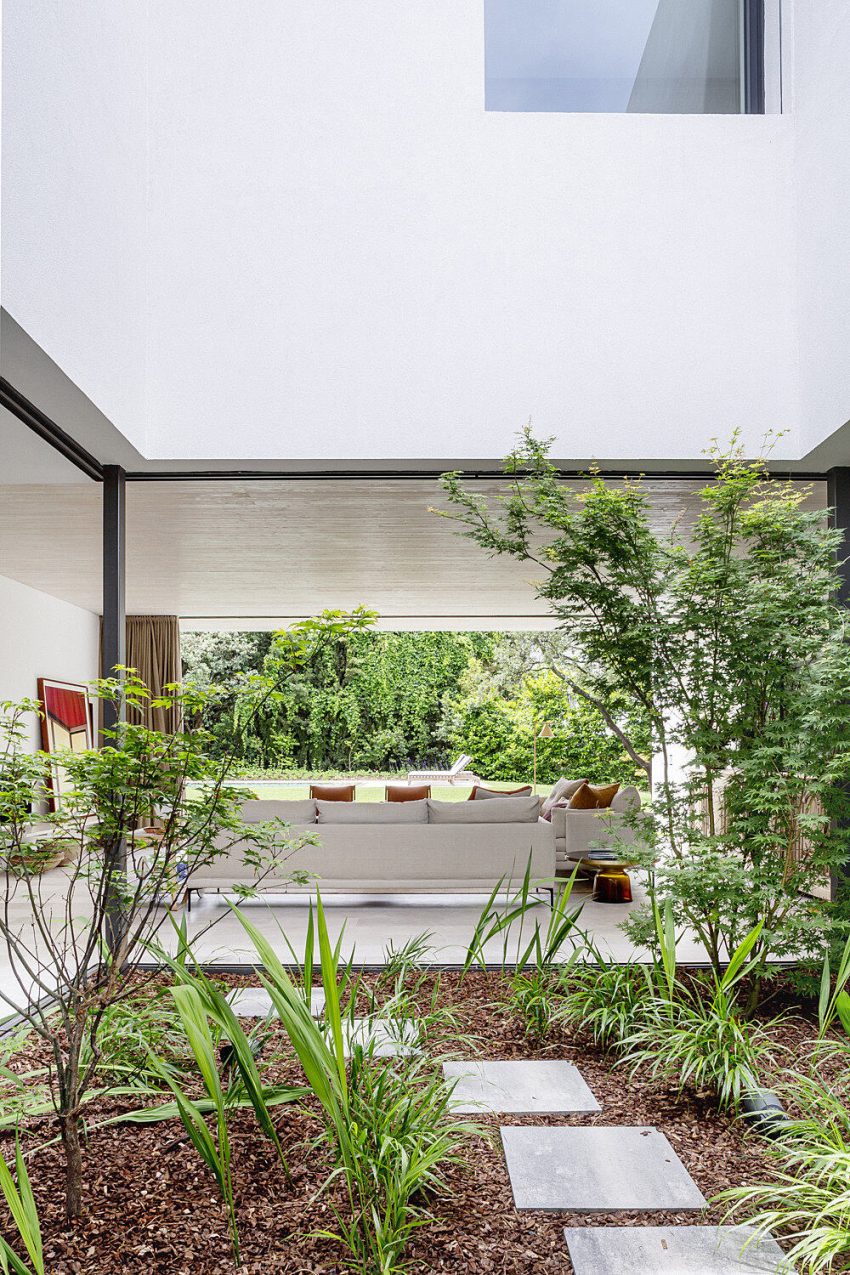 An Elegant Contemporary Home Flooded with Natural Light in Madrid, Spain by Ábaton Arquitectura (8)