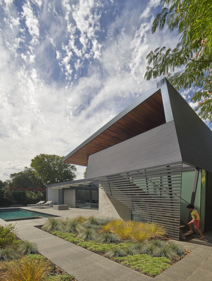 An Elegant Contemporary Home for a Young Deaf Family in Palo Alto, California by Terry & Terry Architecture (10)