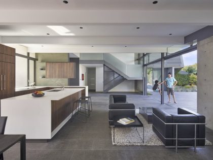 An Elegant Contemporary Home for a Young Deaf Family in Palo Alto, California by Terry & Terry Architecture (5)