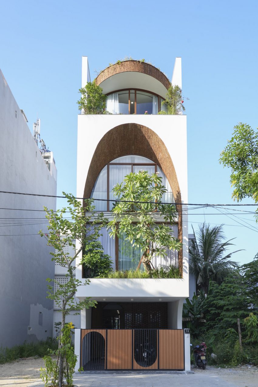 An Elegant Contemporary Home in a Narrow Lot in Da Nang, Vietnam by 85 Design (2)