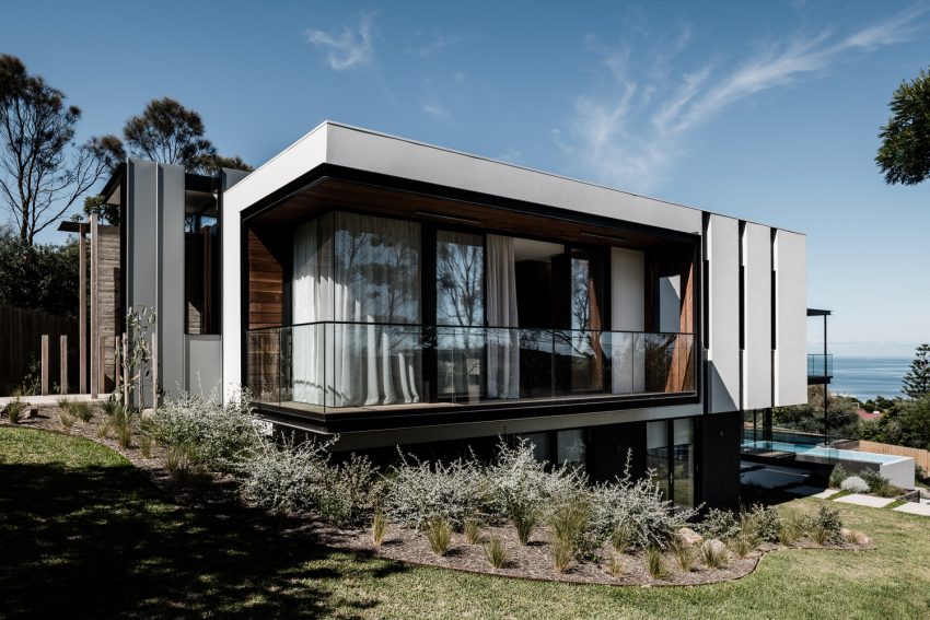 An Elegant Home Built with Two Angles to Capture the Spectacular Views in Mount Eliza, Australia by Megowan Architectural (1)