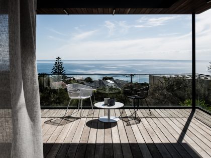 An Elegant Home Built with Two Angles to Capture the Spectacular Views in Mount Eliza, Australia by Megowan Architectural (12)